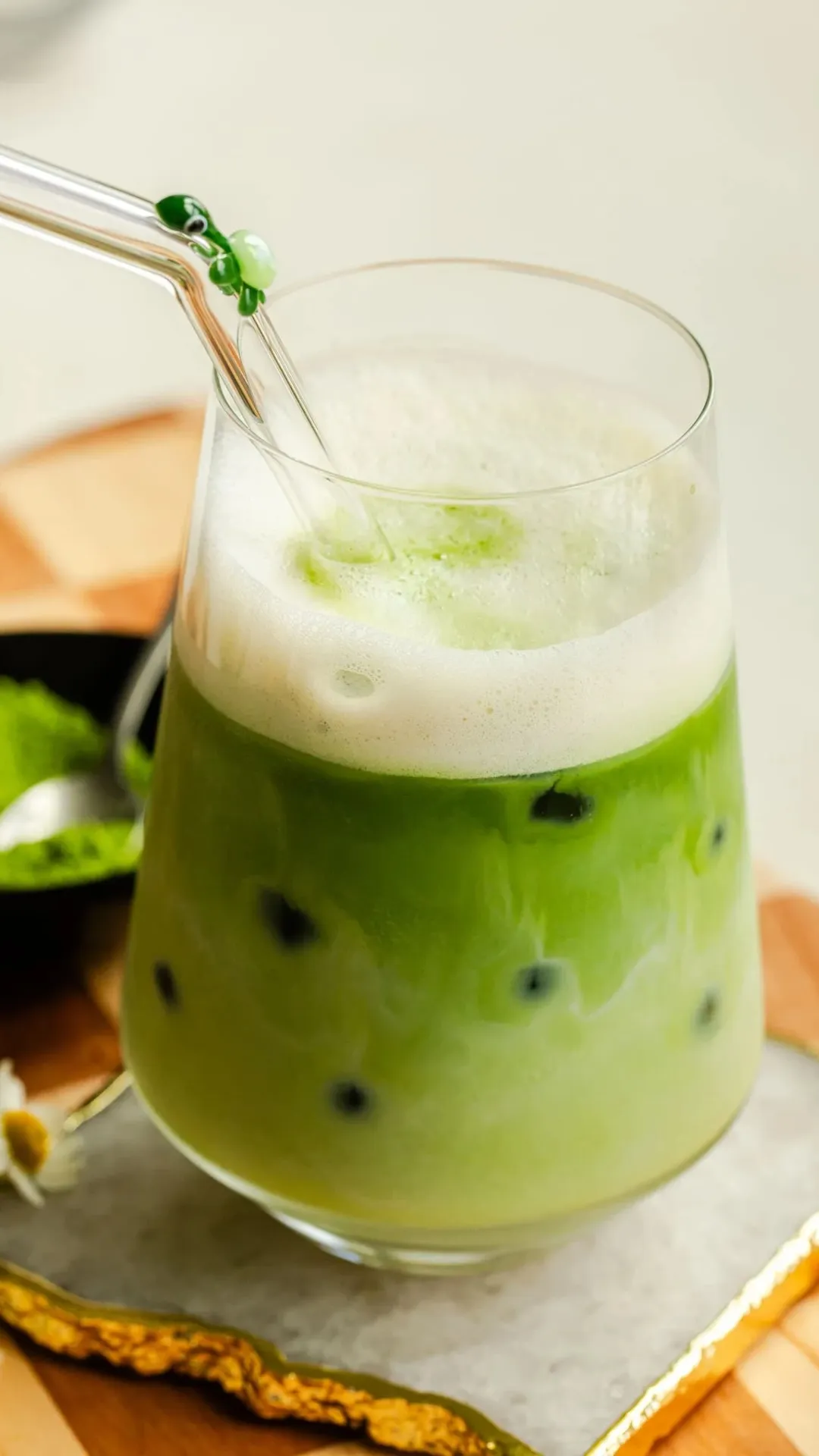 5 easy steps to make iced matcha latte