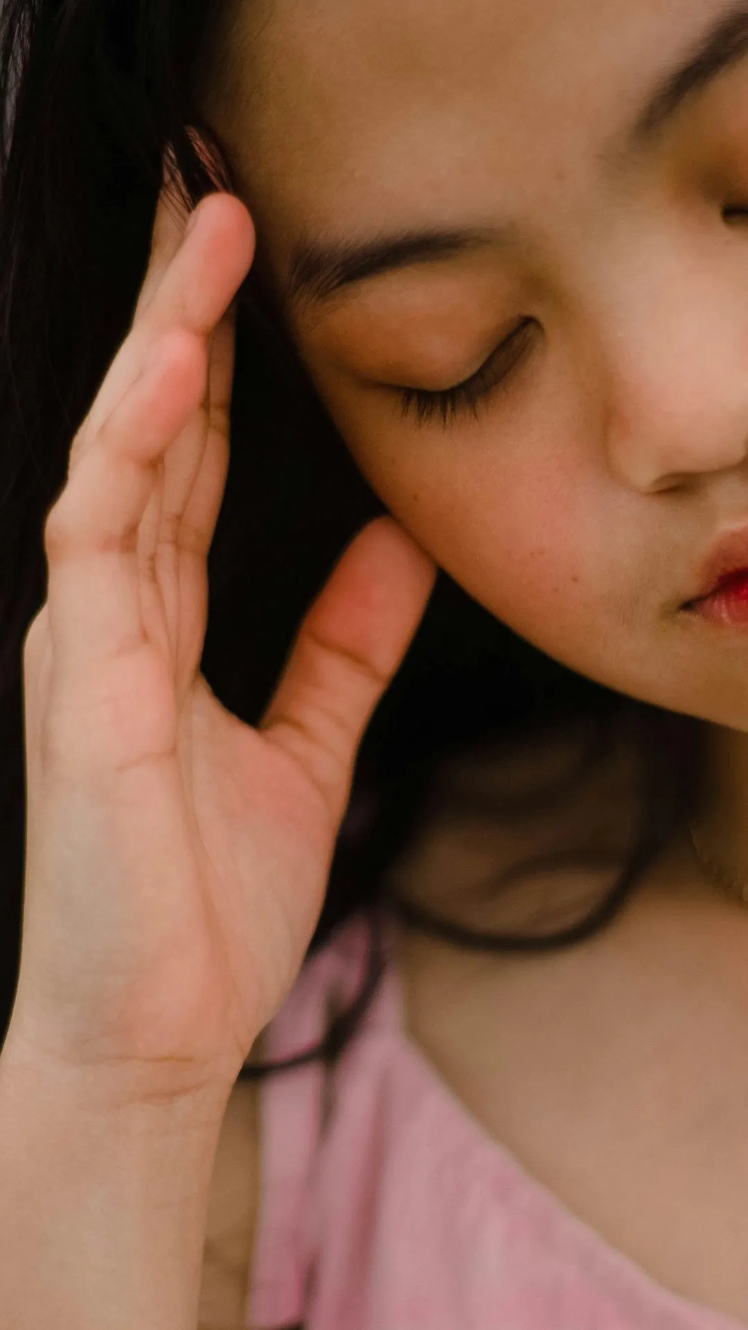 We often think of food as fuel, but some favourites may be quietly harming brain health. High sugar, excess oil, and refined ingredients can slow memory and focus. Let’s look at 7 common foods that may be hurting your brain.