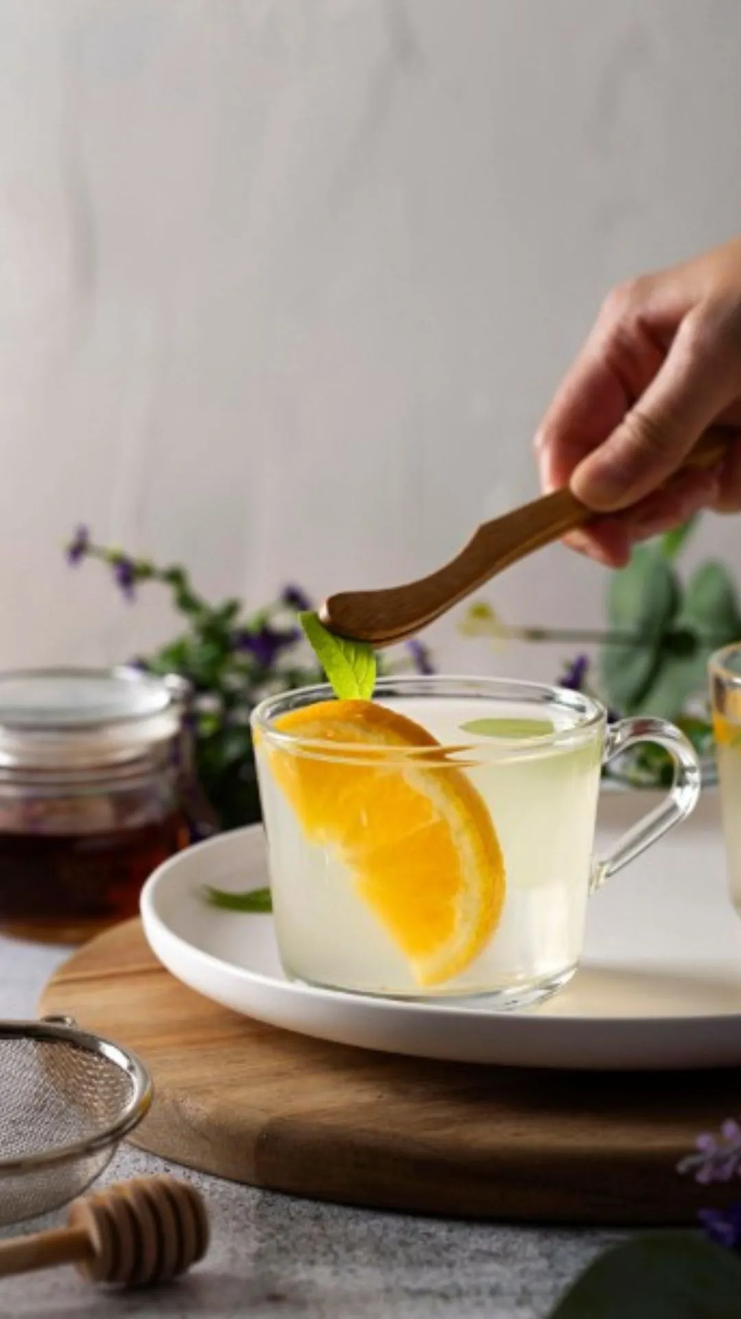 1. Warm lemon water: Warm water helps the digestive system ease into the day after hours of rest. A squeeze of lemon adds gentle acidity, which can encourage saliva production and gastric activity, both of which help the stomach get ready for food.