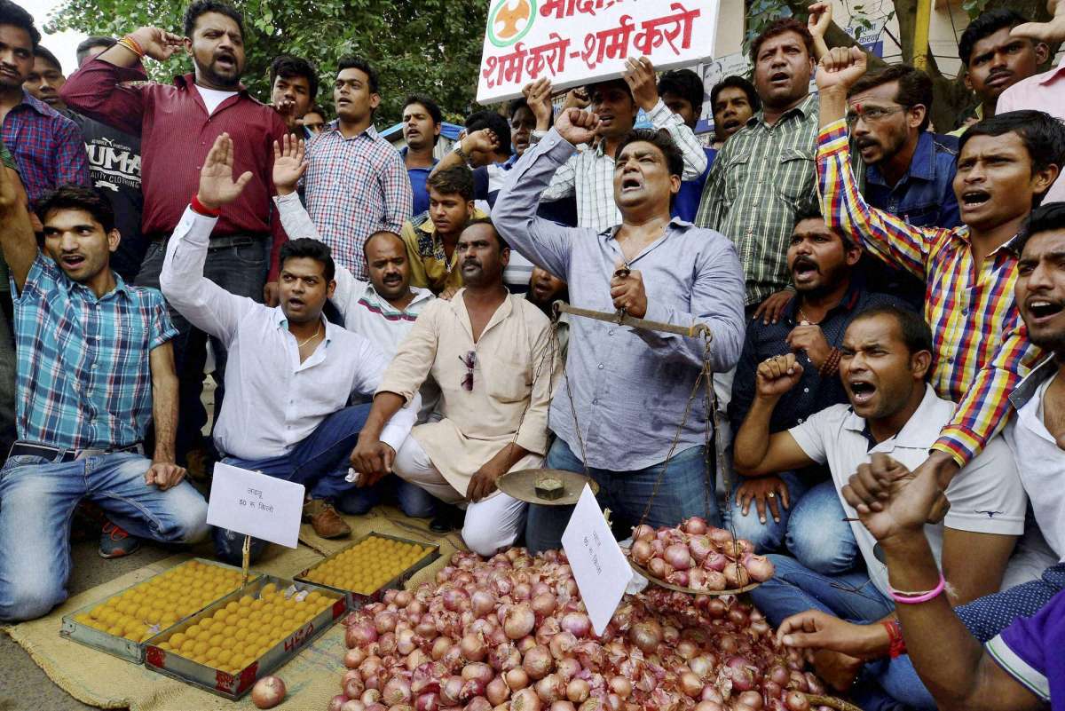Onions selling for as low as 20 paise per kg makes farmers see red in