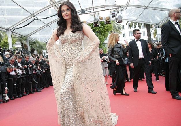 Cannes 2023 Diary Day 3: Aishwarya Rai Bachchan Cannes Film Festival Look|  Aishwarya Oversize White Gape Gown - Filmibeat