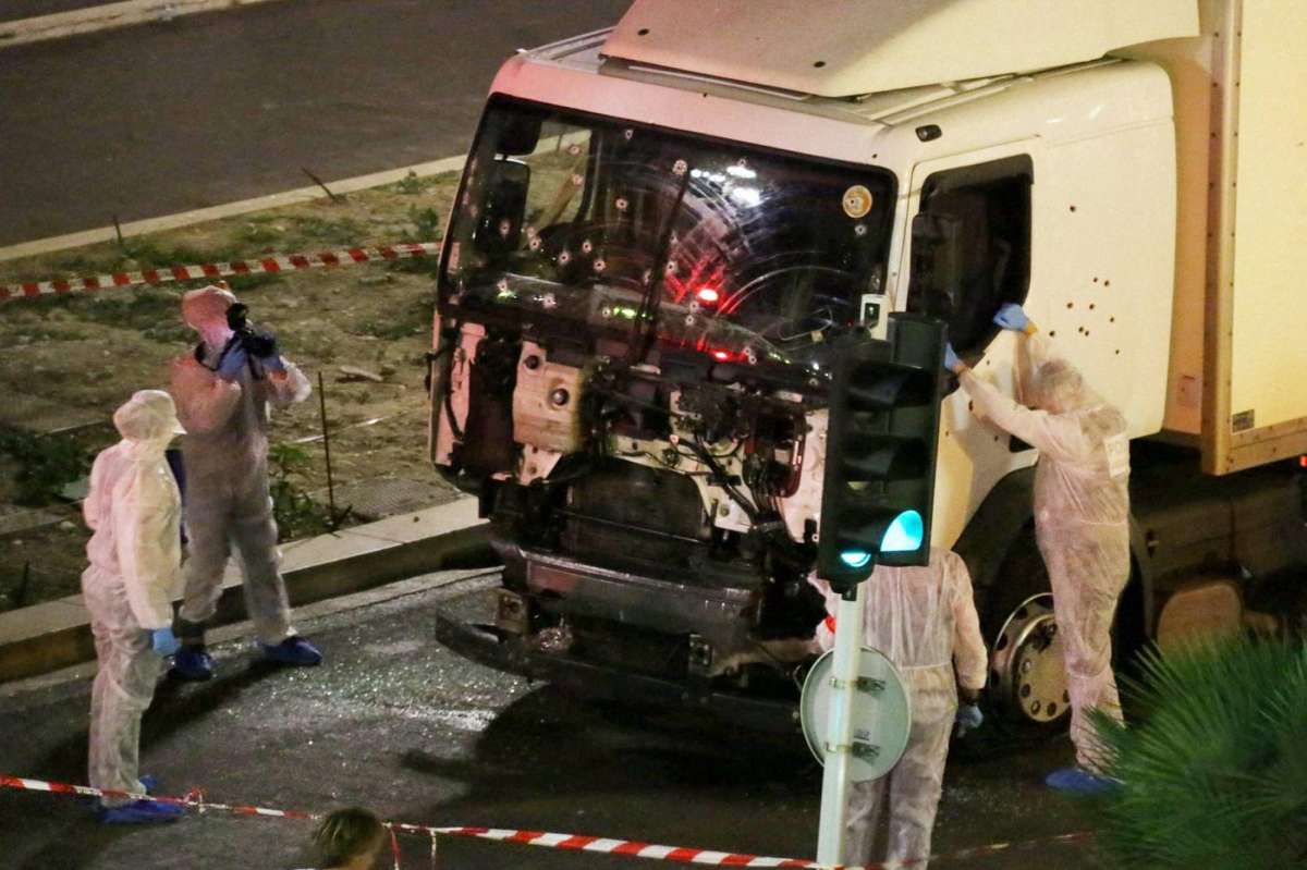 ISIS claims responsibility for truck attack in France's Nice World(00)