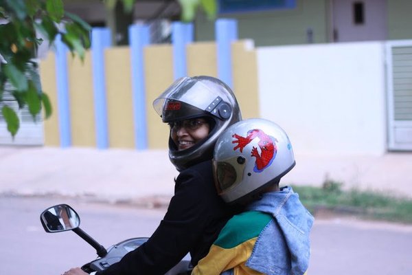 Child hot sale wearing helmet