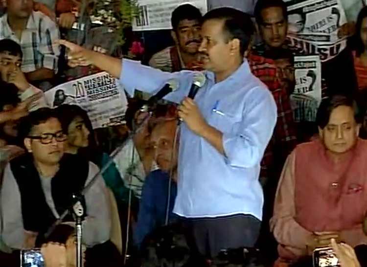 Kejriwal, Karat, Tharoor join protest over missing JNU student Najeeb