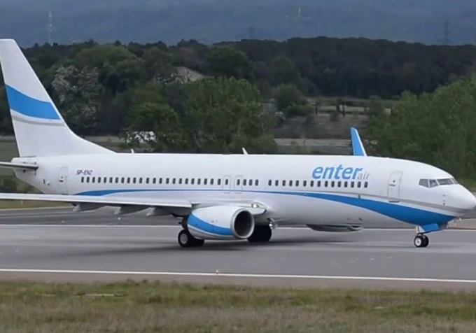 Airplane with 160 onboard makes emergency landing at Prague airport over bomb threat