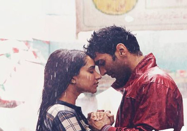 Xxx Sardha Kapur Videos - Aditya and Shraddha can't get over 'Aashiqui 2' recreate the epic pose in  'Ok | Bollywood News â€“ India TV