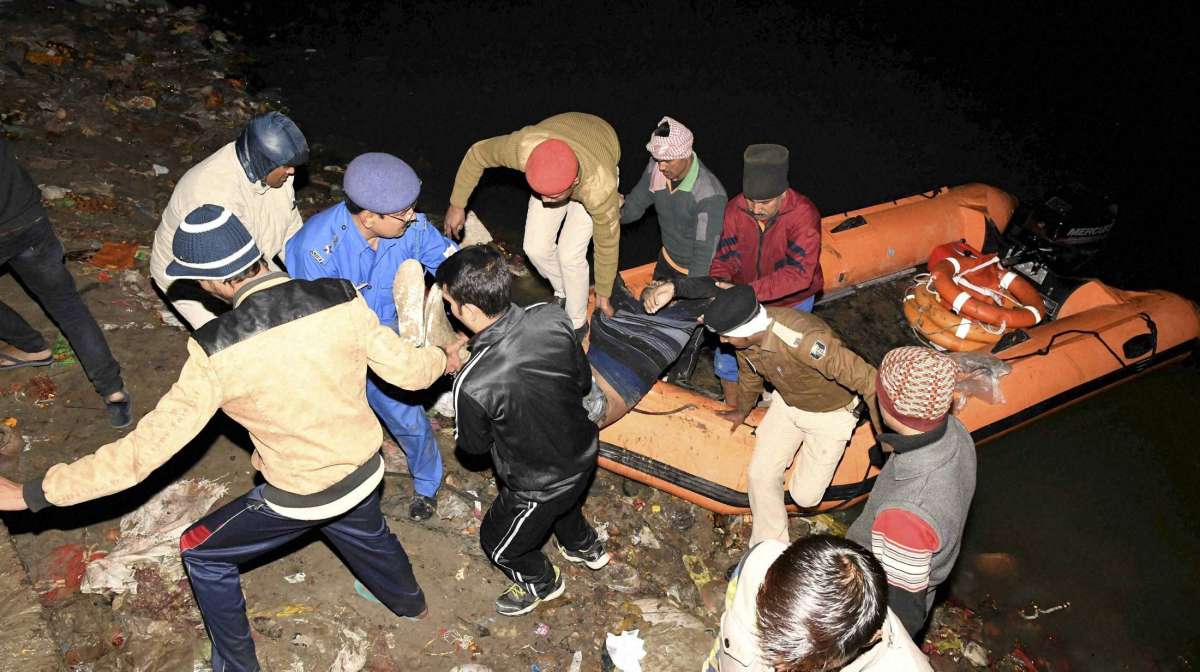 SDRF team rescue a dead body of a passenger of a boat which capsezed in Ganga