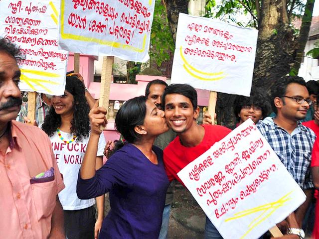 Love in the time of protests: Photo of a couple kissing near Sri