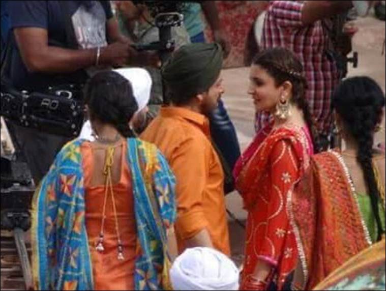 Shah Rukh, Anushka Make A Perfect Punjabi Couple For A Song In Imtiaz’s 