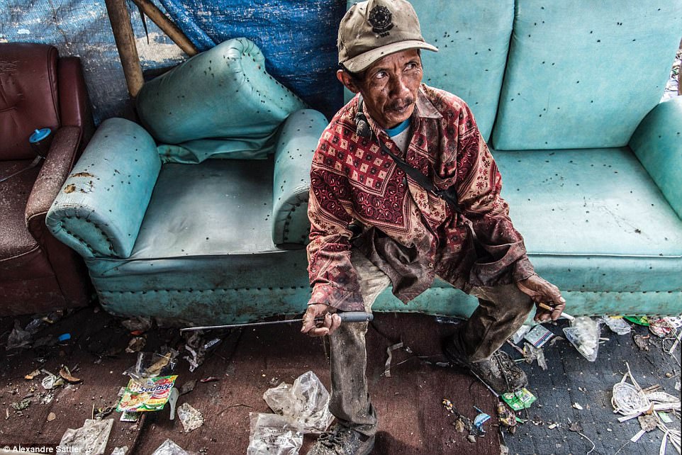 Shocking images ahead! 3,000 families live inside this giant ‘Garbage Dump’ 