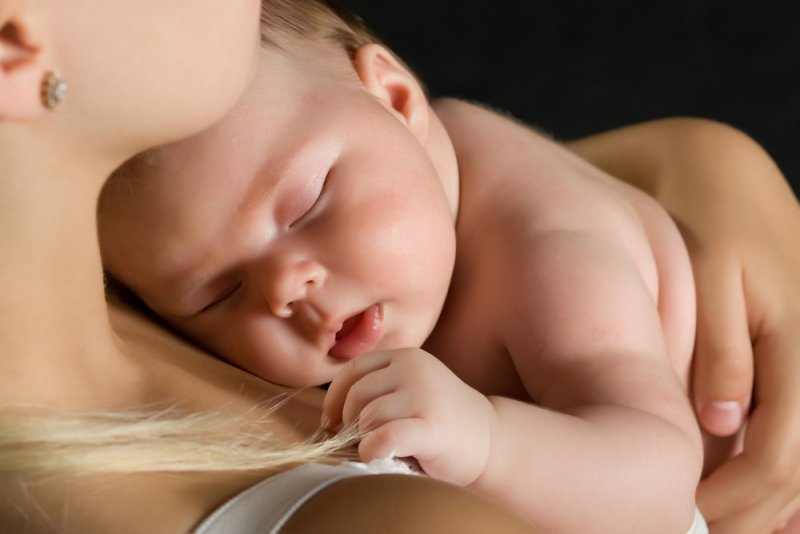 baby sleeping in mothers arms 1496815504 - Ease your breastfeeding burdens with a nursing pillow.