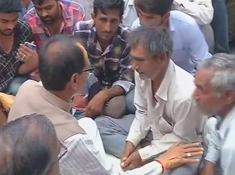 Madhya Pradesh Farmers Protest Cm Shivraj Singh Chouhan Visits Violence Hit Mandsaur India Tv 5383