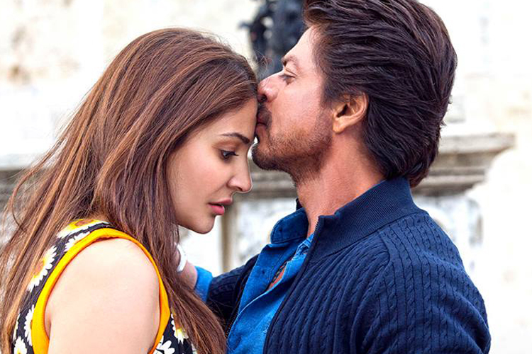 Shah Rukh Khan can even romance a microphone: Anushka Sharma – India TV