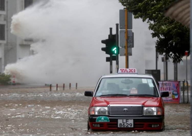 Hong Kong shuts down as powerful typhoon sweeps past – India TV