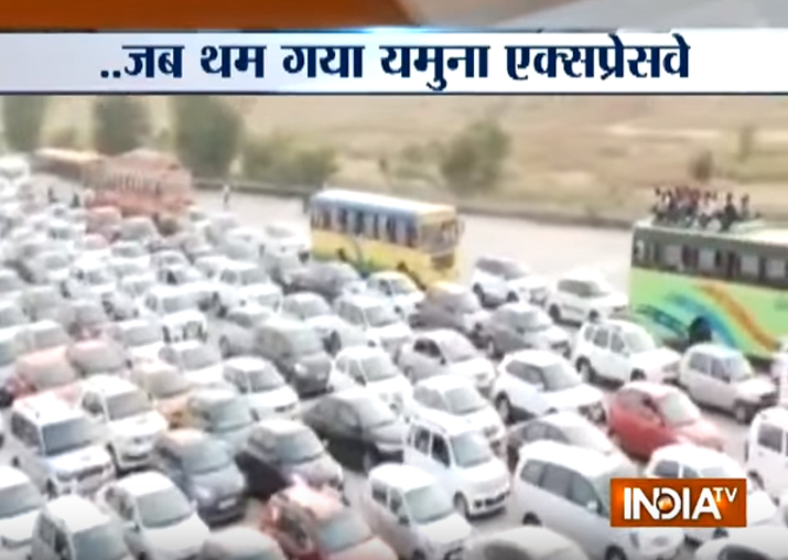 Video Massive jam on Yamuna Expressway near Mathura toll plaza India TV