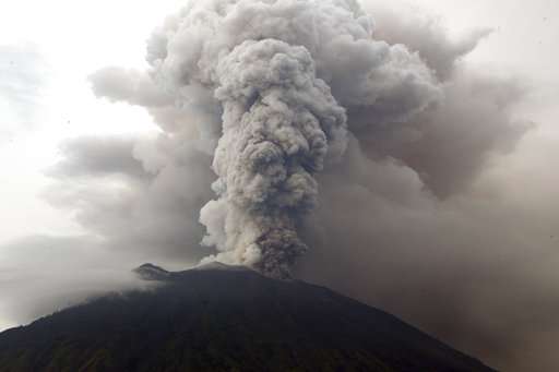 Volcano gushing ash over Bali closes airport for second day, thousands ...