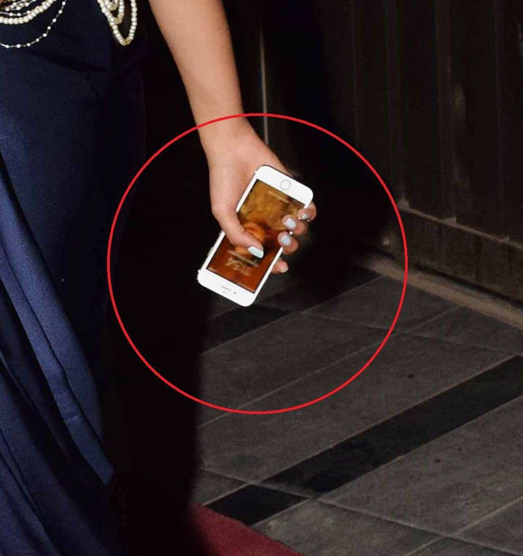 Can You Guess What Mira Rajput Has As Her Wallpaper On Phone Check Picture Celebrities News India Tv