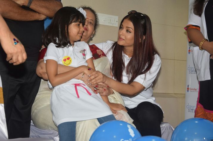 Aaradhya clings to mum Aishwarya's arm, says hello to paparazzi at