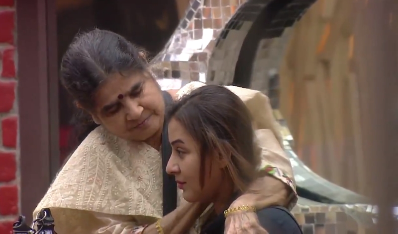 Bigg Boss 11 This Is What Shilpa Shindes Mother Thinks About Hina Khan And Vikas Gupta India Tv