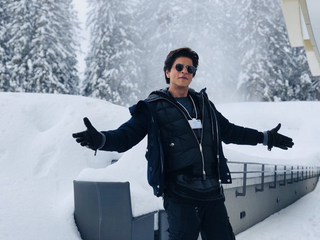 Abram Recreates Shah Rukh Khan's Signature Pose At Annual Day In Viral  Video; Don't Miss SRK Getting Emotional - Entertainment