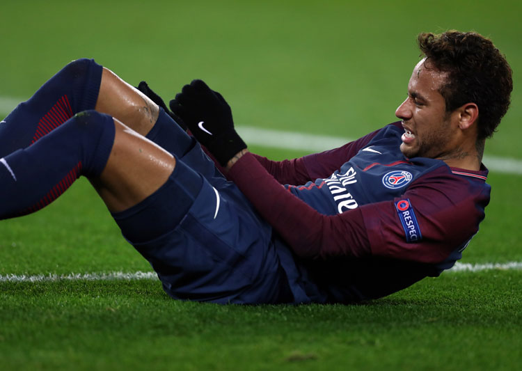 PSG striker Neymar off on stretcher after twisting ankle | Soccer News ...