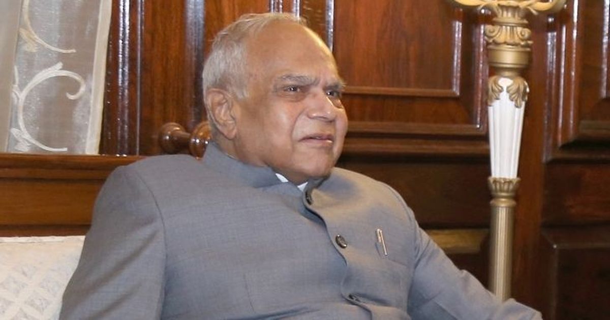 Tamil Nadu Governor Banwarilal Purohit Pats Woman Journalist On Cheek Apologises Later India News India Tv