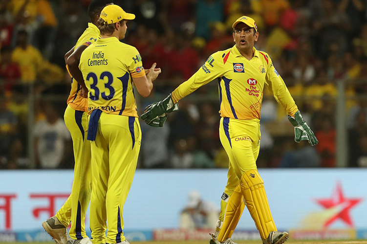 MS Dhoni instructs his teammates during the match