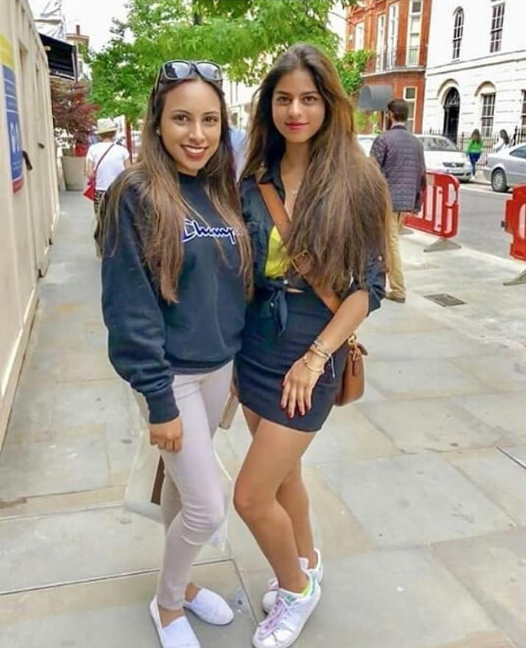 Shah Rukh Khan's daughter Suhana Khan greets paparazzi; poses for