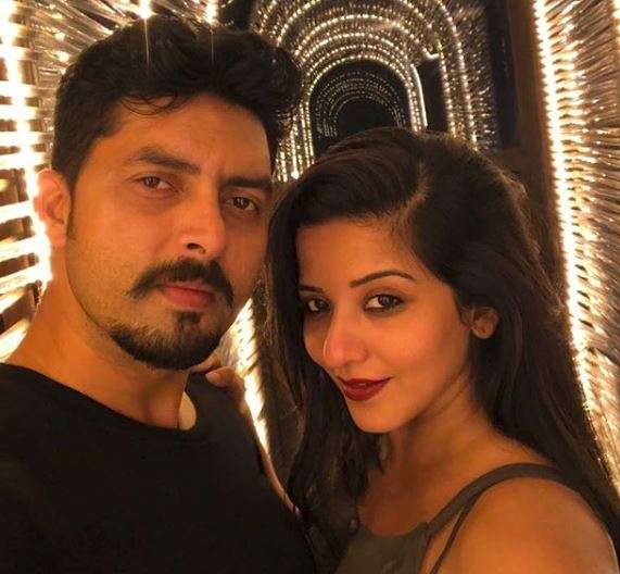 571px x 528px - Watch: Bhojpuri actress Monalisa shares a cute video with hubby Vikrant  Singh | Bhojpuri News â€“ India TV