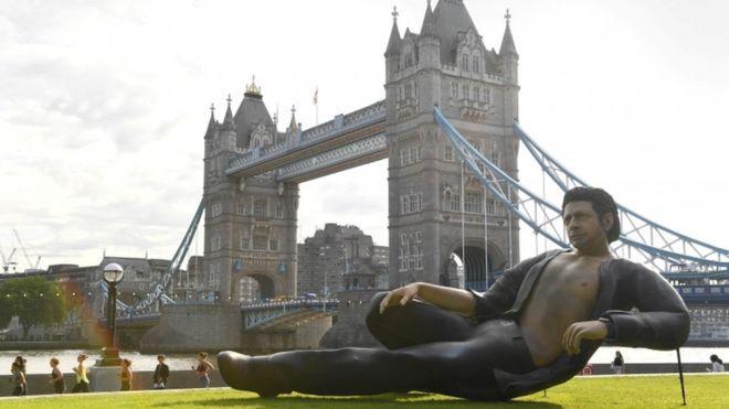 Jeff&nbsp;Goldblum's&nbsp;25-foot statue erected in London to commemorate 25 years of Jurassic Park