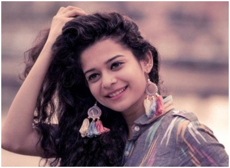 Mithila Palkar's tips on managing curly hair this monsoon, hair serum can  do wonders | Beauty News – India TV