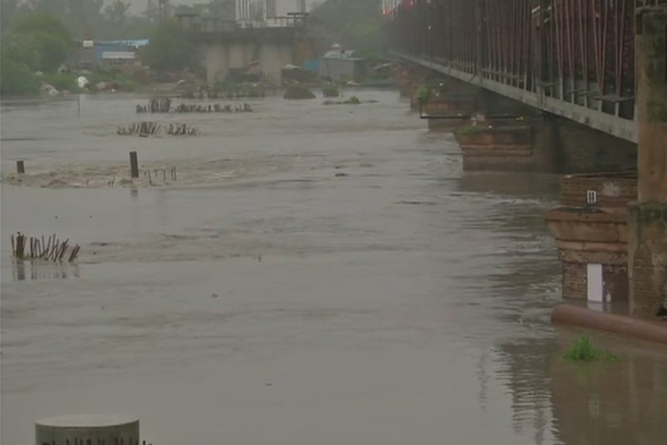 Yamuna river crosses danger mark in Delhi, flood warning issued; rains ...