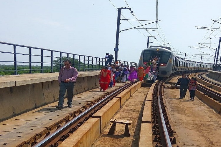 Delhi Metro snag spoils Rakhi day celebrations