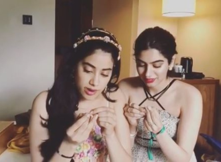 Janhvi Kapoor competes with sister Khushi Kapoor in Sui Dhaaga Challenge. Watch video to know who wins