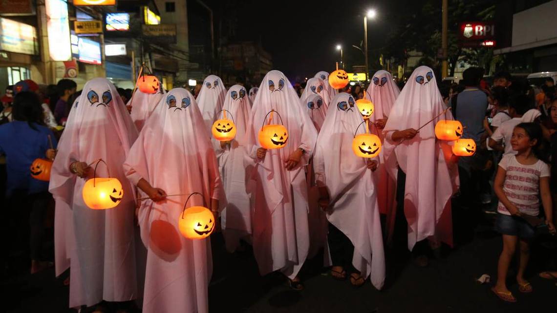 Happy Halloween 2018 Here S How People Are Celebrating The Spooky Night With Treat Or Treating Lifestyle News India Tv Happy Halloween 2018 Here S How People Are Celebrating The Spooky Night With Treat Or Treating Lifestyle News India Tv