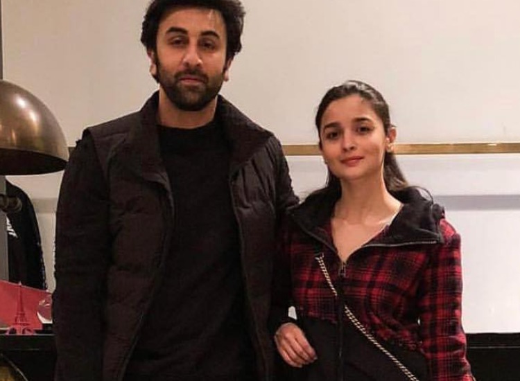 Ranbir Kapoor and Alia Bhatt twin in black as they go shopping in New York City