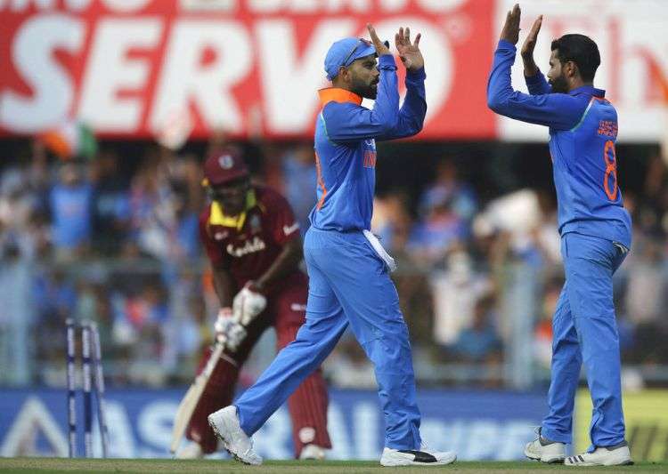 Ravindra Jadeja celebrates a dismissal with Virat Kohli