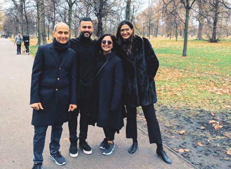 Sonam Kapoor Ahuja&rsquo;s stunning picture with husband Anand Ahuja &amp; family