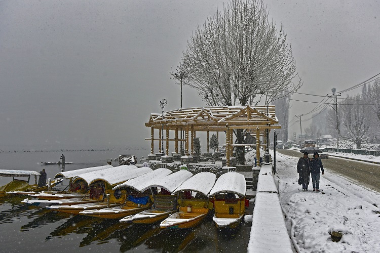 Mercury drops in North India; fresh snowfall in Kashmir, cold weather continues in Punjab, Haryana