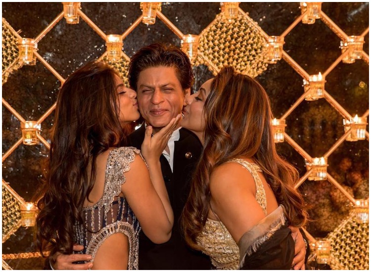 Shah Rukh Khan Gets All The Love And Kisses From Wife Gauri And Daughter Suhana In This Latest 