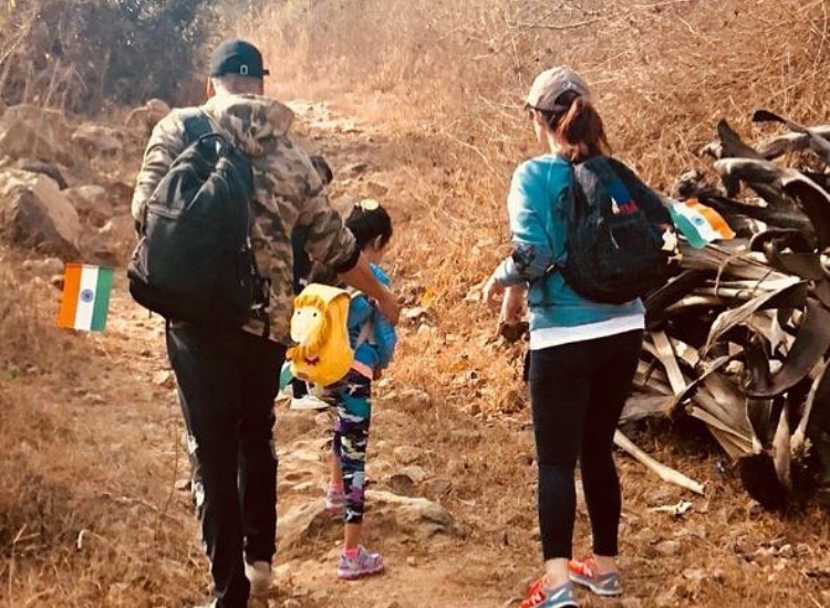 Akshay Kumar celebrated Republic Day by going for &lsquo;patriotic hike&rsquo; with wife Twinkle Khanna &amp; daughter Nitara