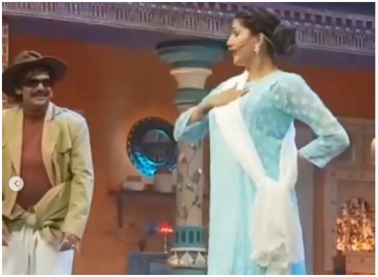 This video of Sunil Grover dancing with Sapna Choudhary to Teri Aakhya ka Yo Kajal song is unmissable