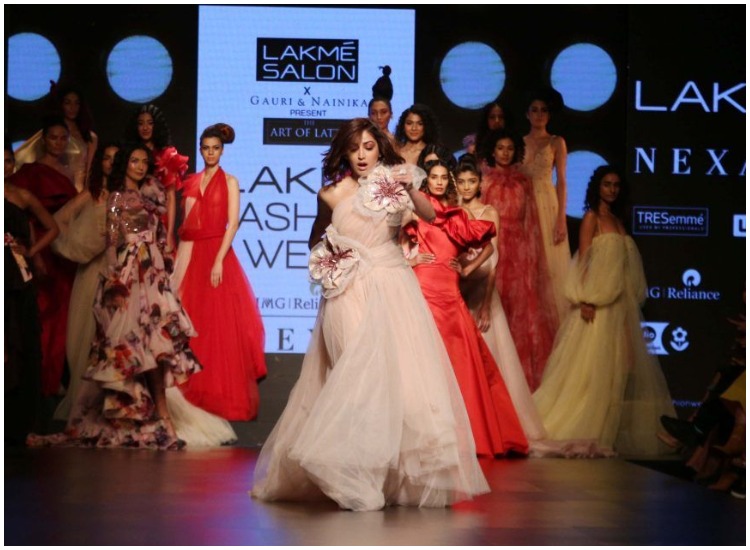 Viral video: Yami Gautam almost trips while walking the ramp at LFW 2019, Uri actress handles it with grace
