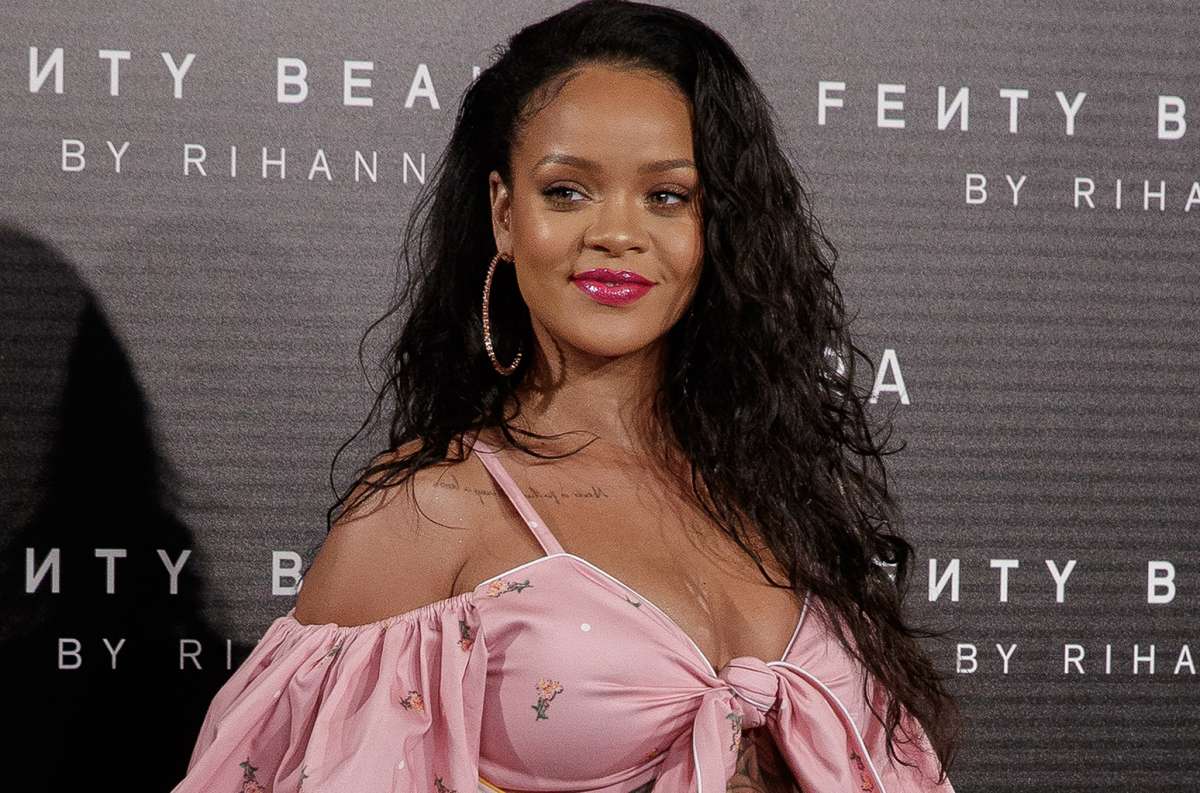 Rihanna Sues Her Father For Using Her Brand Name Fenty To Launch Business Read Details India Tv 5663