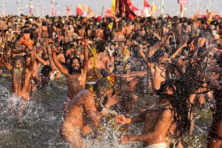 Kumbh Mela 2019: Over 16 lakh take holy dip on Makar Sankranti | India News  – India TV
