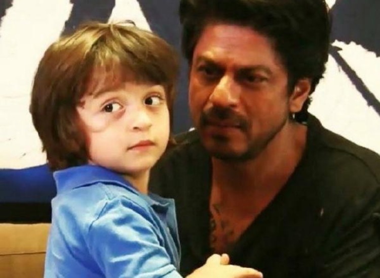 Shah Rukh Khans Latest Picture With Son Abram Gives A Glimpse Of Their Playfulness On Set 