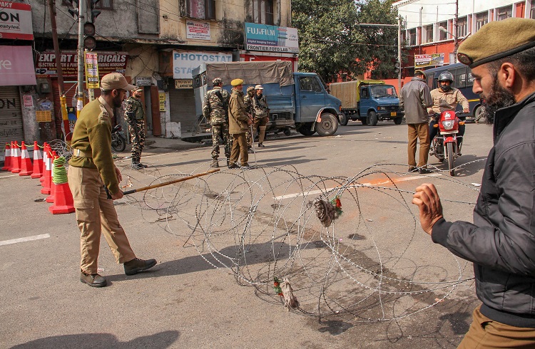 Pulwama terror attack LATEST UPDATES | CREDAI offers houses to families of CRPF martyrs; traders call nationwide bandh today