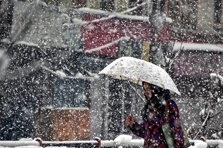 Jammu and Kashmir: Three dead as snowstorm hits Kupwara; road leading to Karnah closed