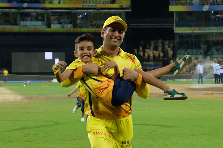 Watch: 'Lightning' MS Dhoni joins Shane Watson and Imran Tahir's sons in  playful run sending Twitter into meltdown | Cricket News – India TV