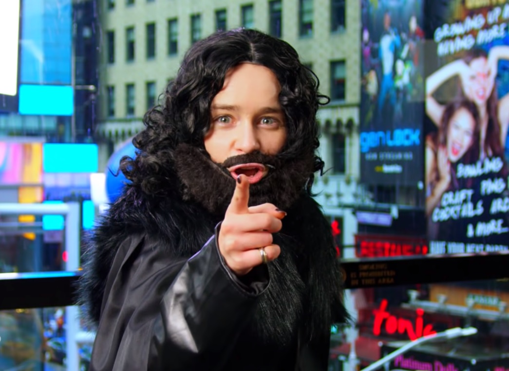 Game of Thrones actress Emilia Clarke pranks fans dressed as Jon Snow at Times Square. Watch video